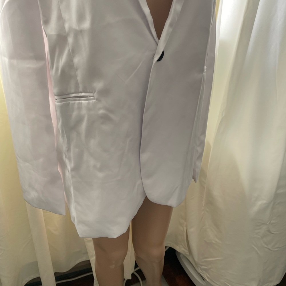 Elegant White Blazer - Picture 2 of 6